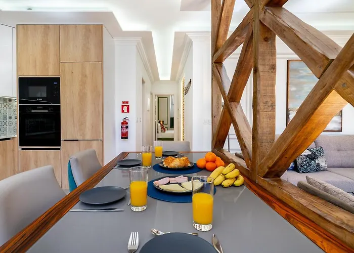 Lejlighed Whome | Great Location & Large Family W/patio *